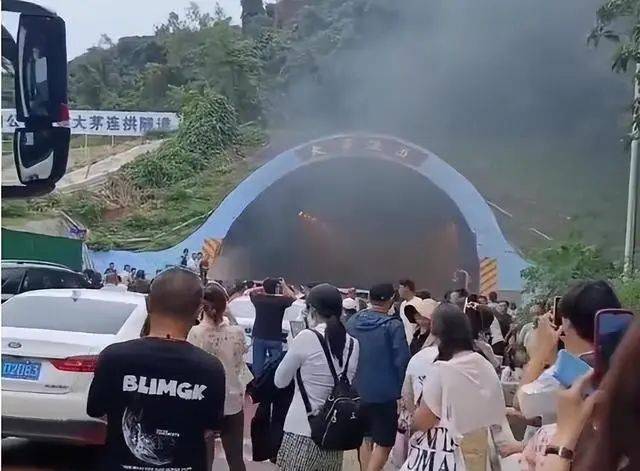 海南一高速隧道内突然浓烟弥漫！众人纷纷弃车逃生……