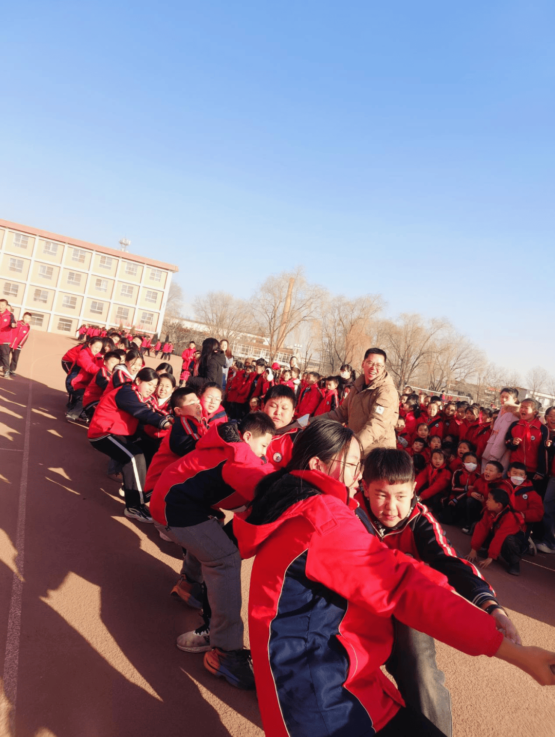 凝“绳”聚力 同心逐梦——忻州市龙岗小学举行“庆元旦”拔河比赛