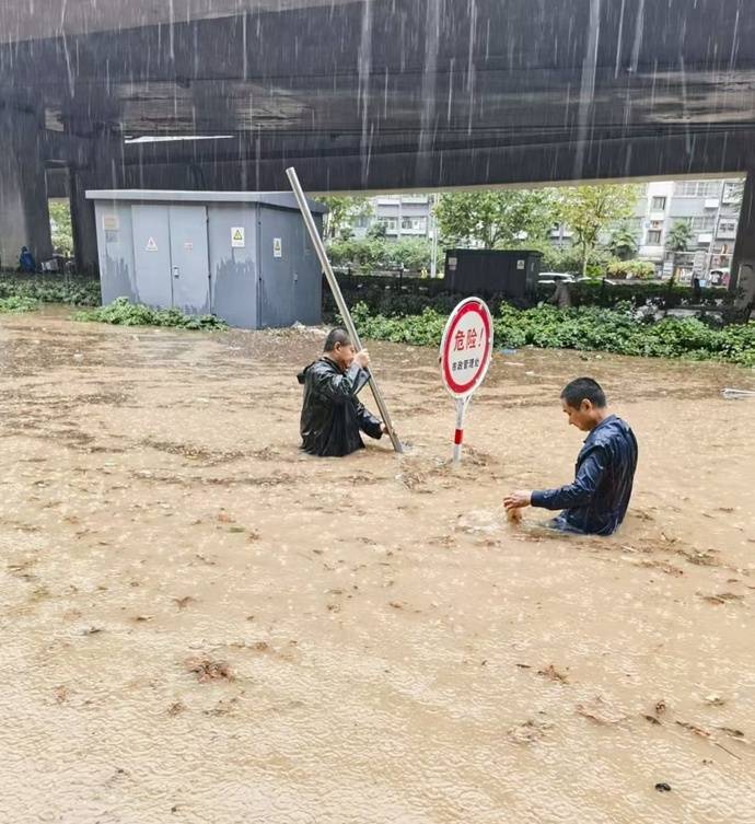 农业银行郑州分行：抢险排涝守护家园