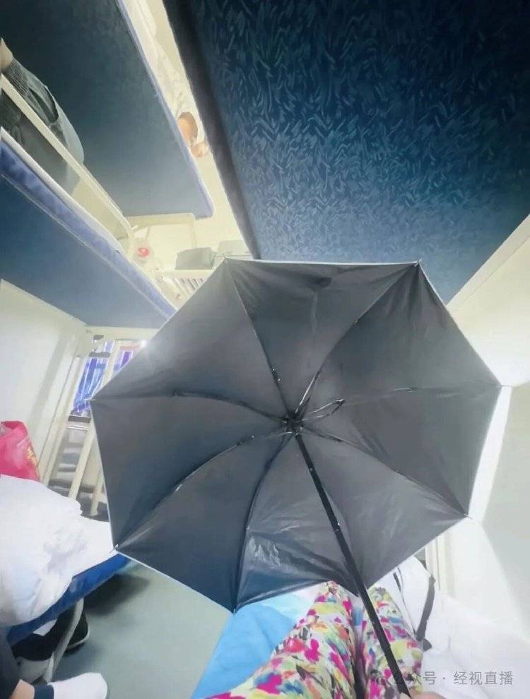 女乘客坐火车卧铺打伞遮隐私，12306回应